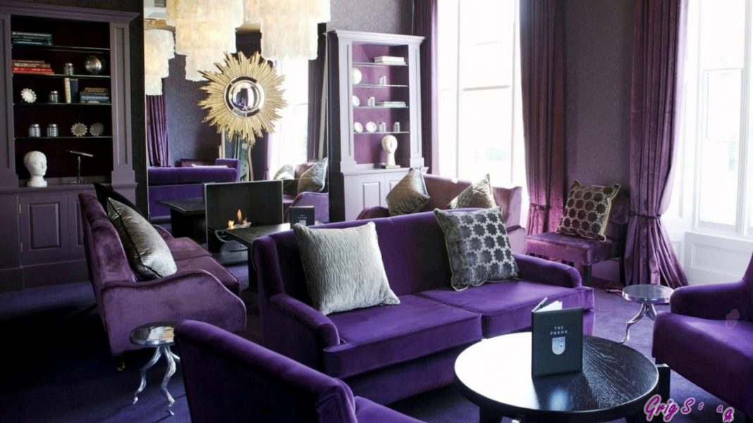 Fialový obývací pokoj ve stylu art deco
