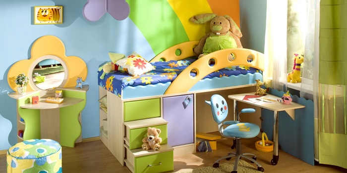 Küçük bir çocuk için bir odayı parlak bir şekilde dekore etme