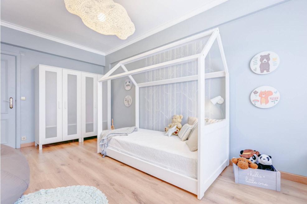 חדר לתינוק בצבעים עזים