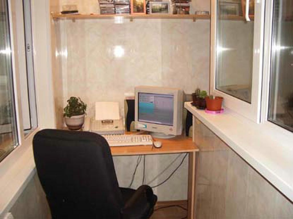 Šaurās istabas datora galds