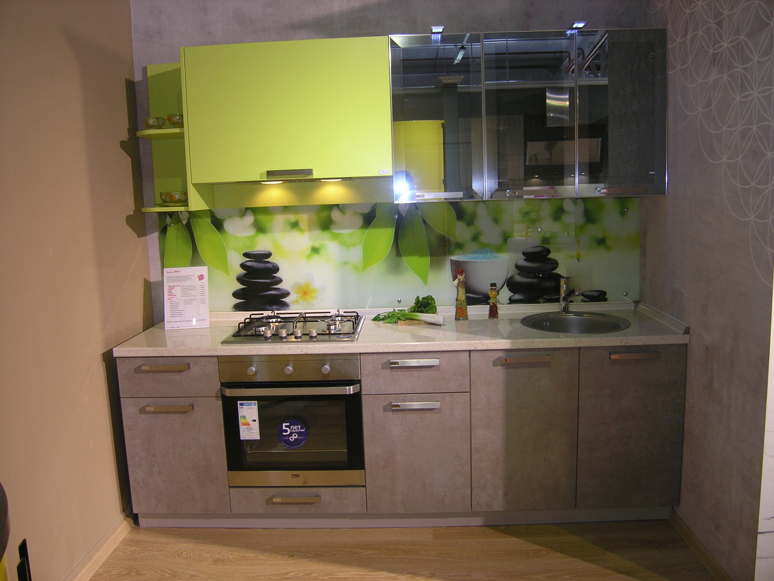 Virtuve ar darba virsmu un stikla sienas paneli