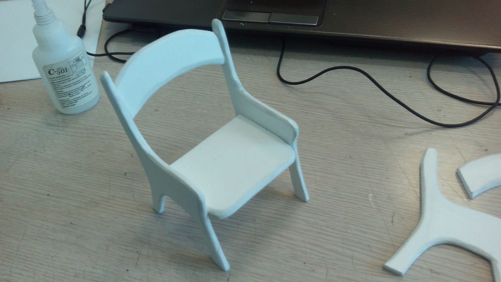 Augsts plastmasas leļļu krēsls