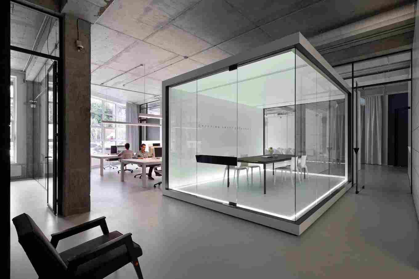 O uso de vidro em uma sala de escritório