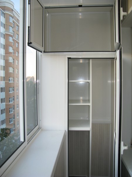 Skapis balkonam ar stikla durvīm