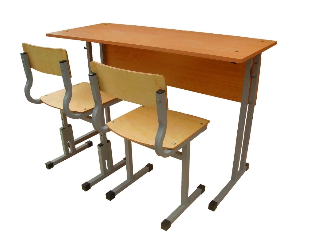 Skolas galds un krēsli