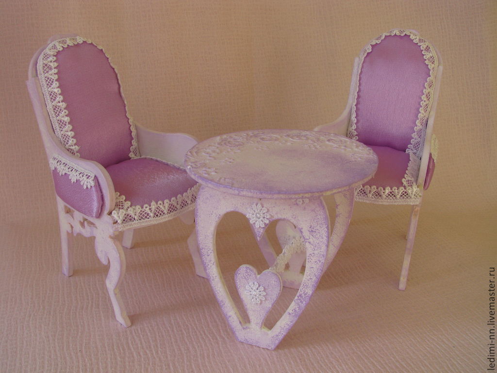 Krēsli un galds rozā