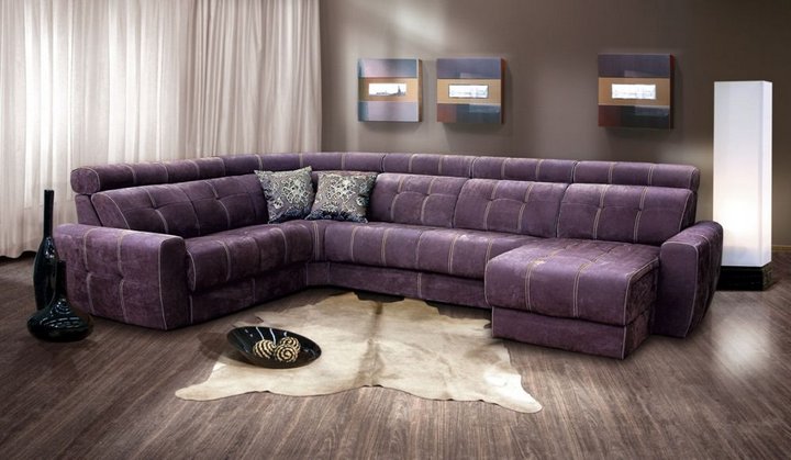 Viesistabai liels purpursarkans dīvāns