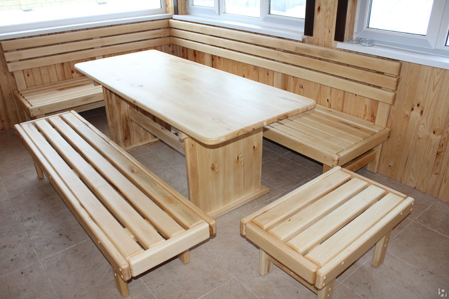 Koka galdi un soliņi, kas izgatavoti no lapegles mājām un dārzam