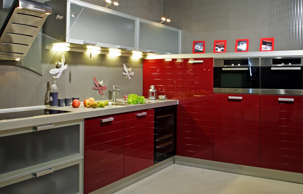 Virtuves dizains sarkanos toņos