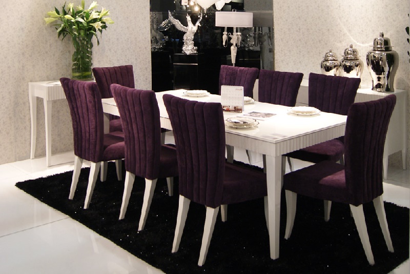 Violetas krāsas apdare ēdamistabas krēslos