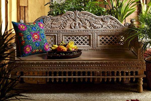 Indijas cirsts mēbeles - sols dīvāns ar spilveniem