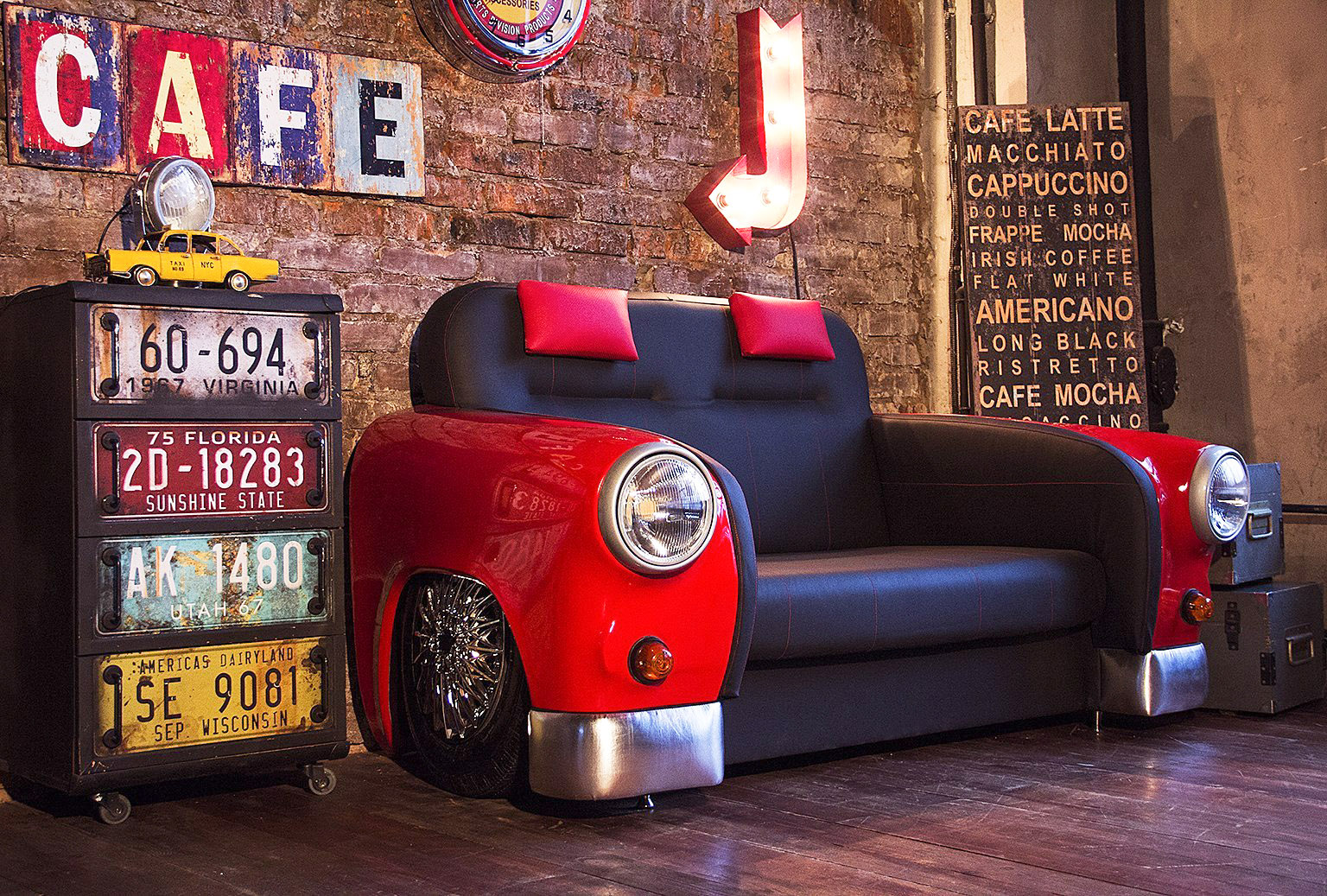 Kura kafejnīca ir piemērota dīvāniem un galdiem no automašīnas