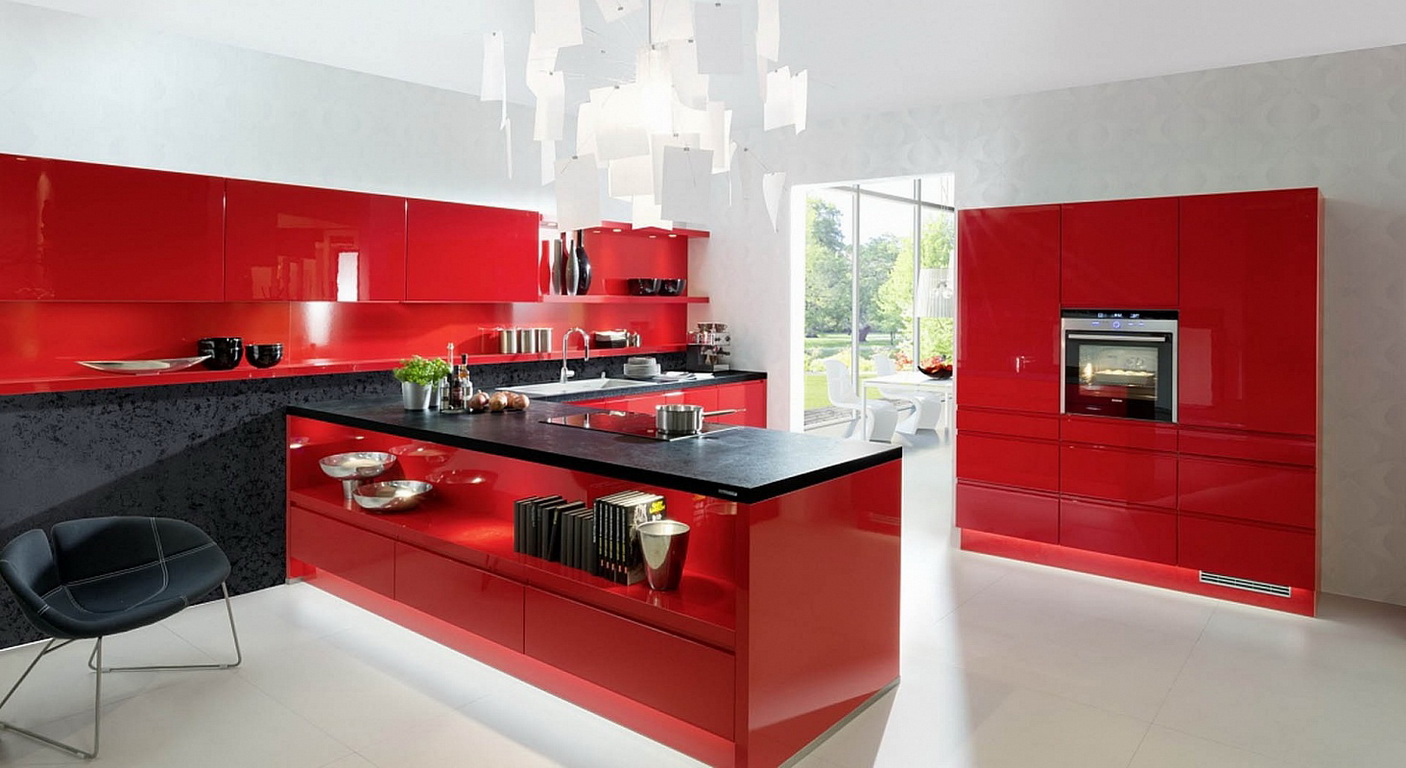 Vācu virtuves mēbeļu sarkanās, spīdīgās fasādes