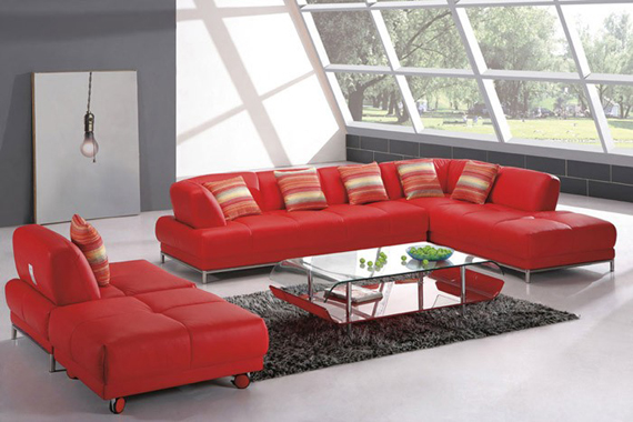 Sarkans dīvāns viesistabā