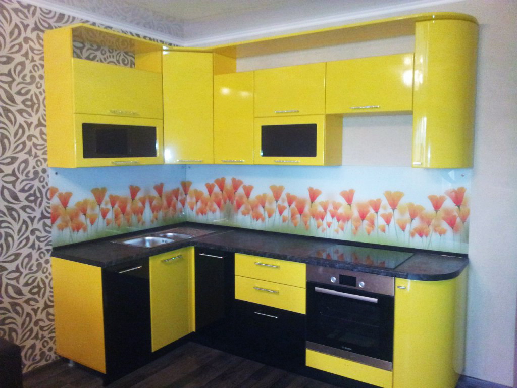 Stūra virtuve, melna un dzeltena