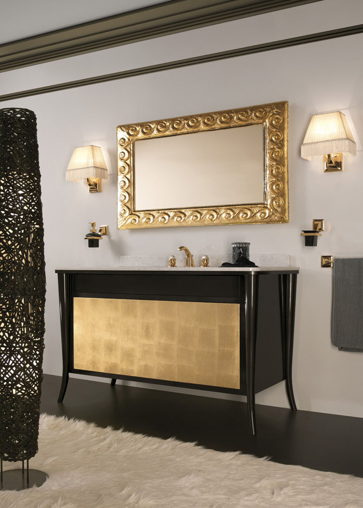 Vannas istabas mēbeles ar skaistu spoguli