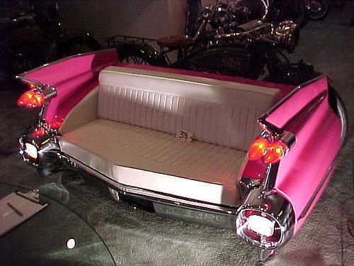 Mēbeles no rozā automašīnas