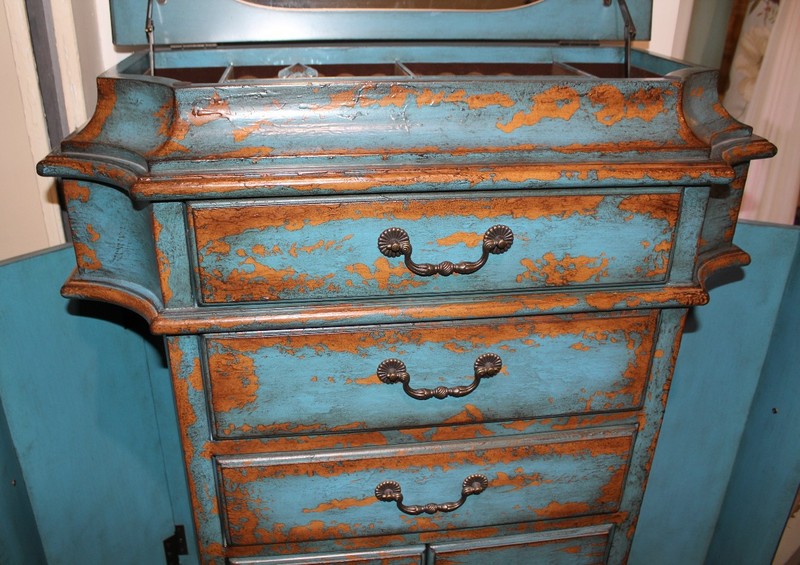 Oriģinālas krāsotas vintage mēbeles