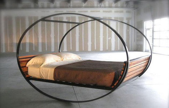 Praktiska gulta ar apaļu metāla rāmi