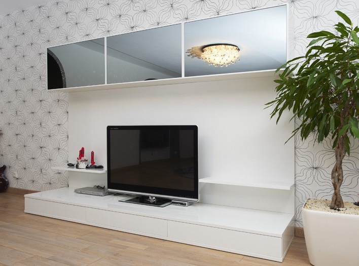 Dzīvojamās istabas siena skaidrās ģeometriskās formās