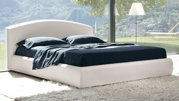 Balta mīksta gulta mūsdienīgā dizainā
