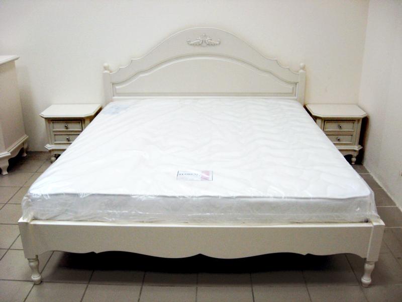 Modernas gultas balti segumi