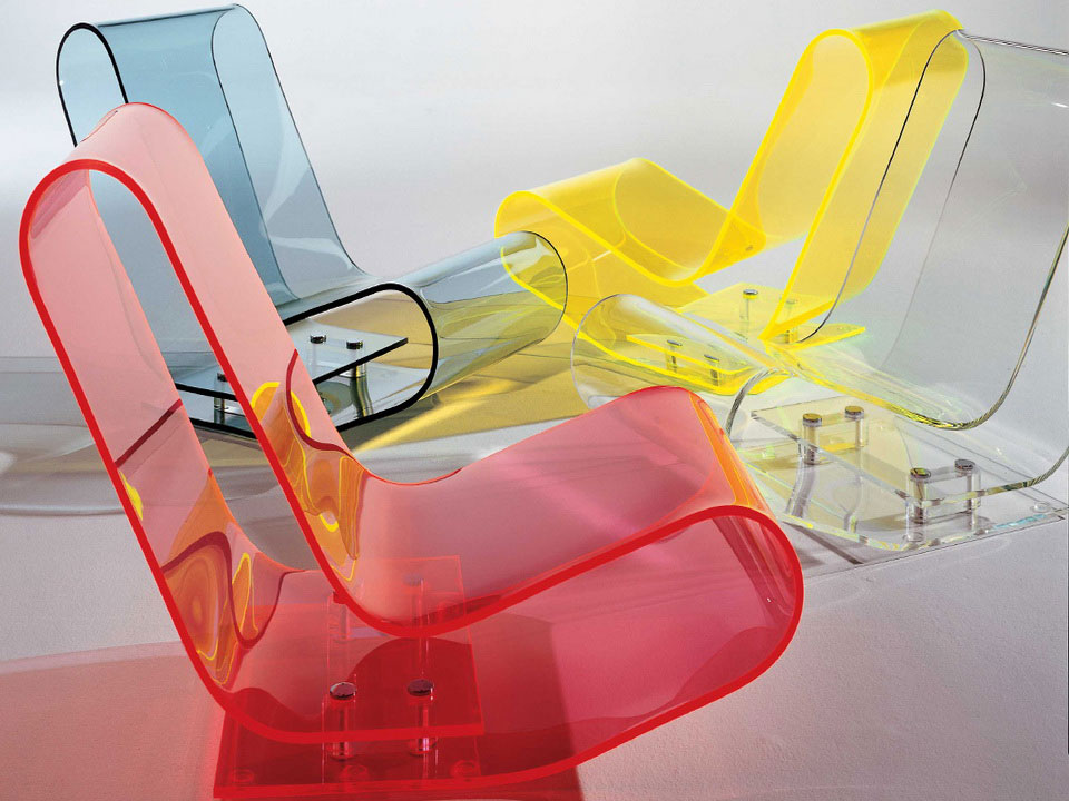 Dizaineru krēsli izgatavoti no krāsainas caurspīdīgas plastmasas