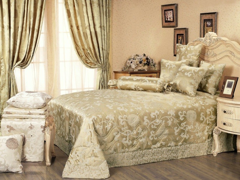 Klasiskam stilam ir piemērotas gultas pārklājs un aizkari ar žakarda rakstu