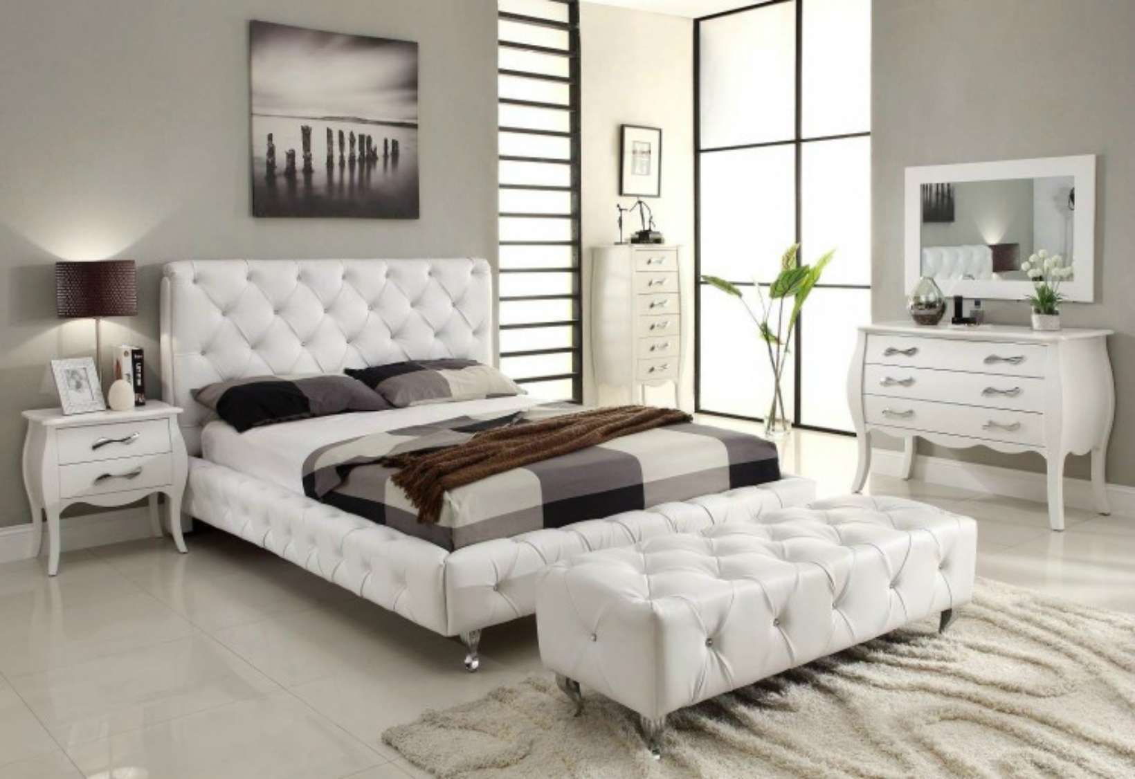 Klasiska guļamistaba ar baltām mēbelēm