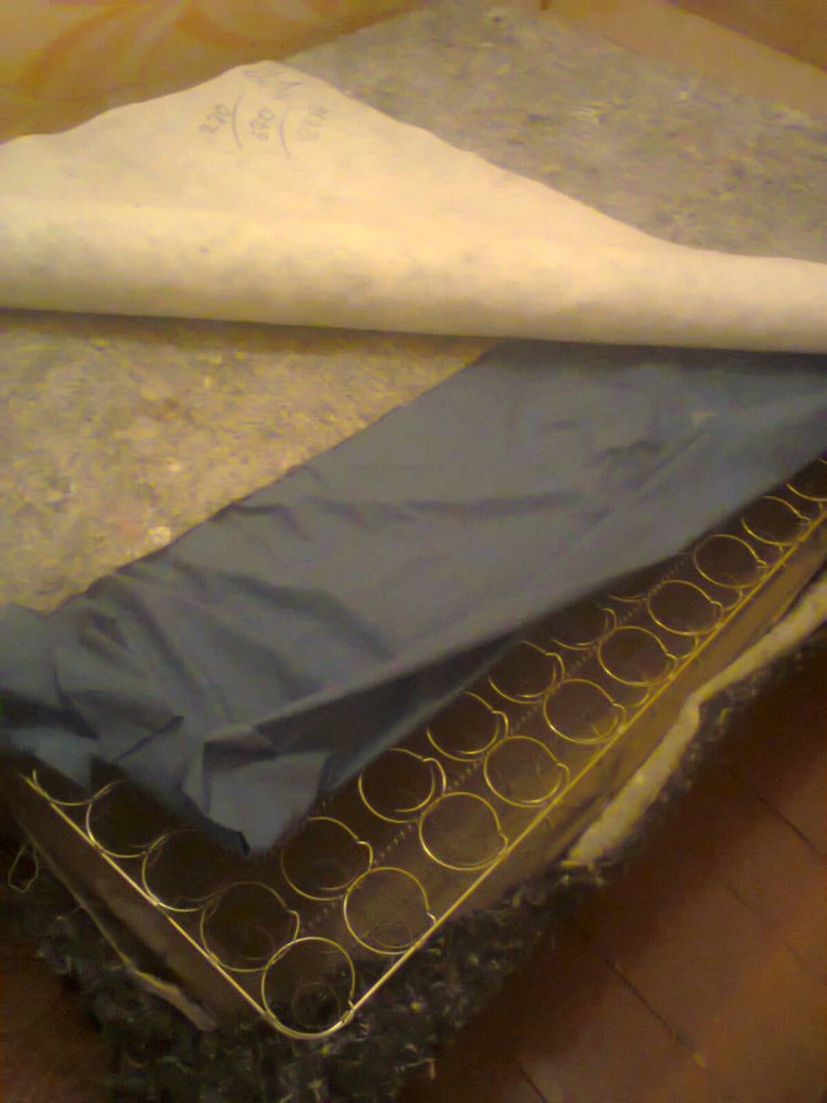 Mēs nostiprinām polsterējumu un špakteli gultas matrača iekšpusē