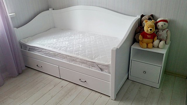 Klasiska bērna gulta