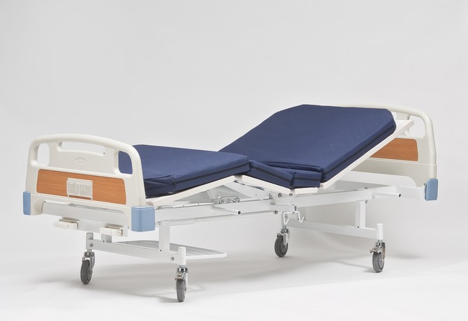 Medicīniskās gultas uz ritentiņiem pacienta istabai