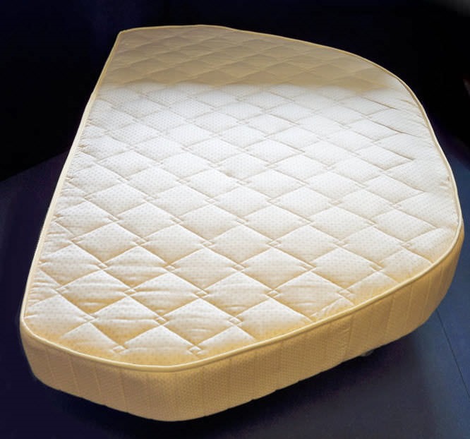 Neparasta matrača forma modernai gultai