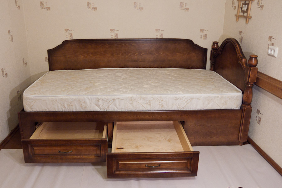 Vienvietīga gulta ar atvilktnēm un slepena niša