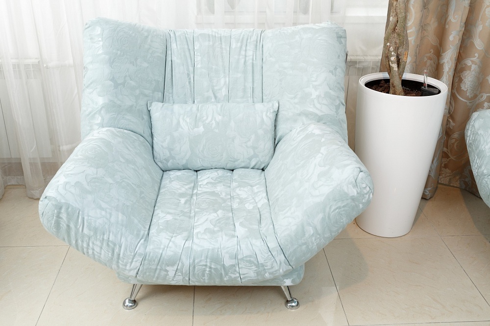 Oriģināls zilas dīvāna gultas dizains