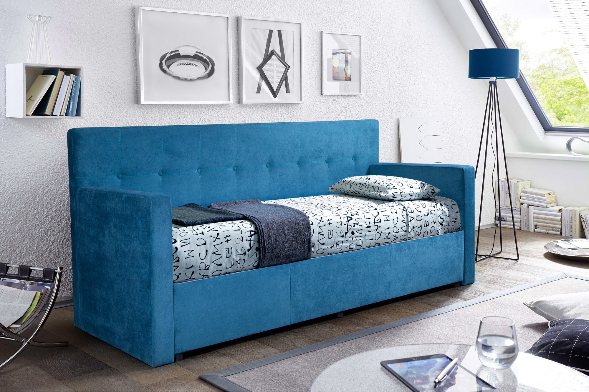 Zilas krāsas guļamistabas interjerā