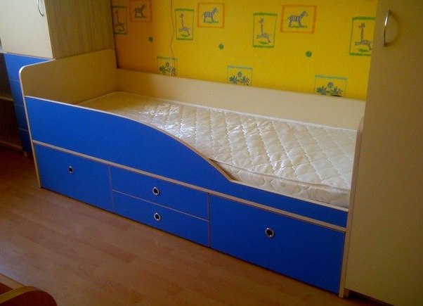מיטה כחולה עם מגירות
