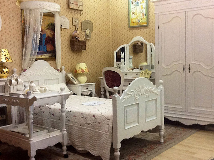Provence stila guļamistaba un gulta