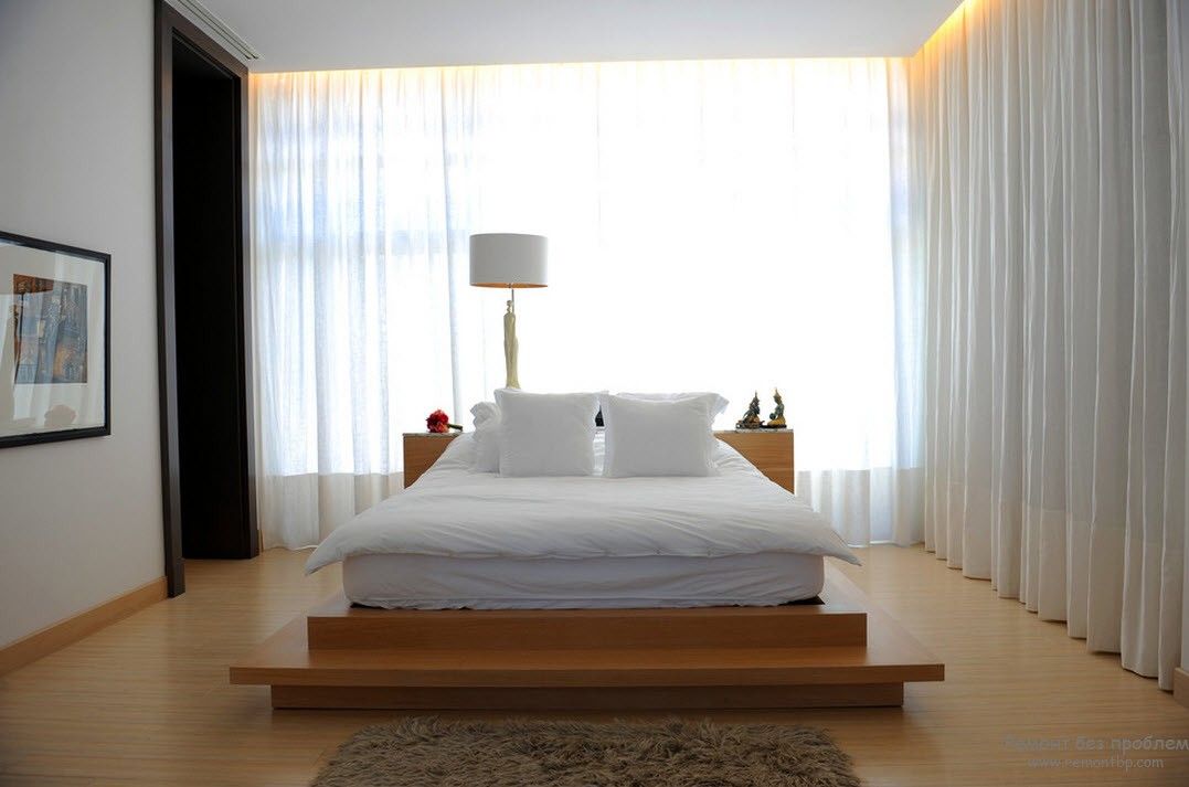 Minimālisma guļamistaba ar trīs krāsu kombināciju