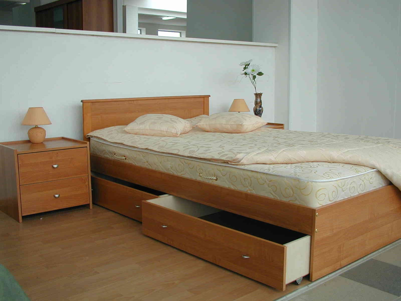 Stilīga un ērta - podiuma gulta ar atvilktnēm - dari pats
