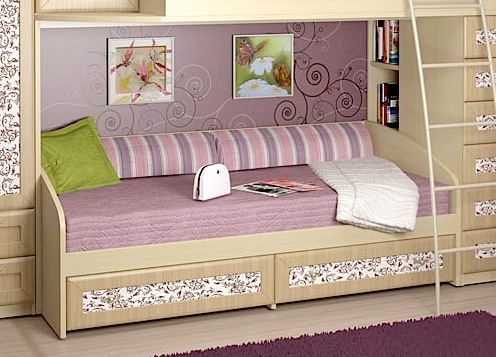 Ērts modernas gultas divstāvu modelis