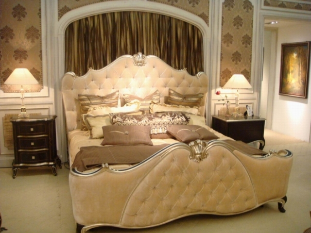 Baltā cirsts gulta baroka stila guļamistabā