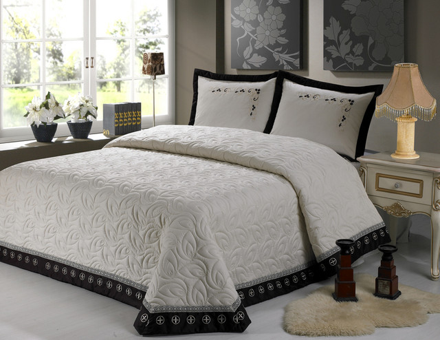 עיצוב שחור לבן של מיטת השינה