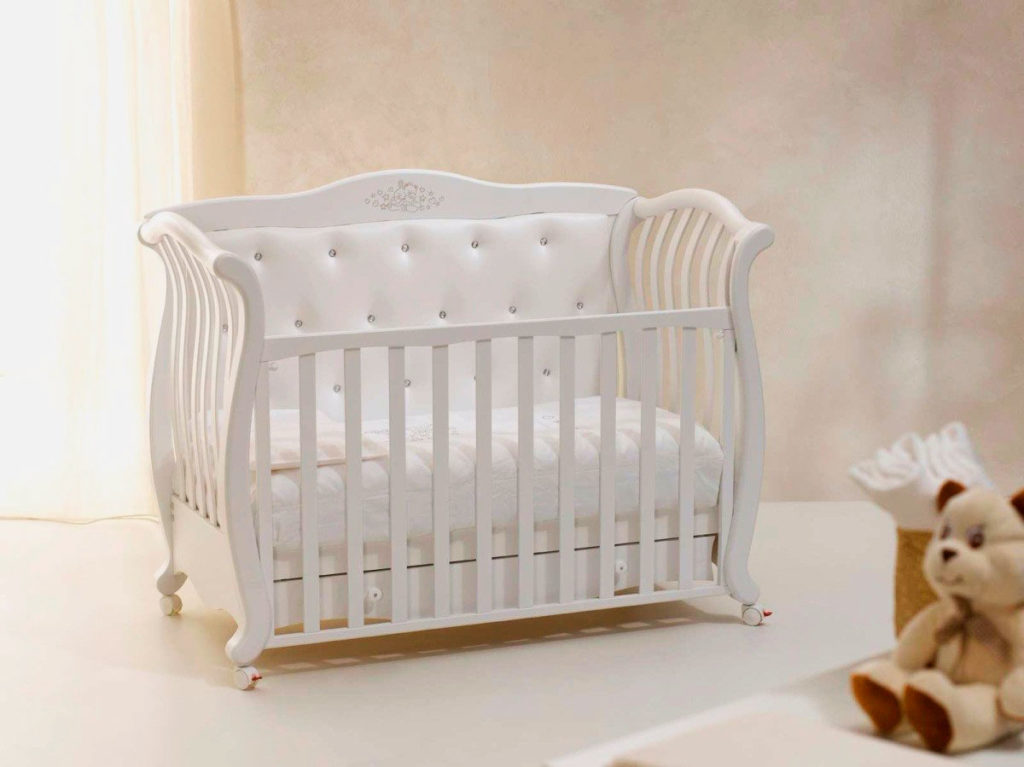 Koka gulta jaundzimušajam klasiskā stilā