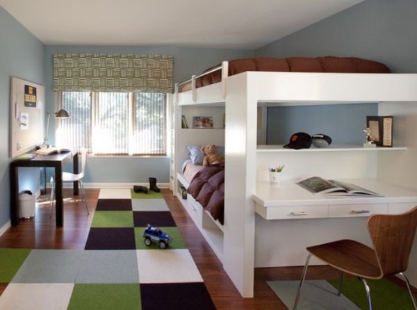 Bērnistaba diviem pusaudžiem ar divstāvu gultu un krāsainu paklāju