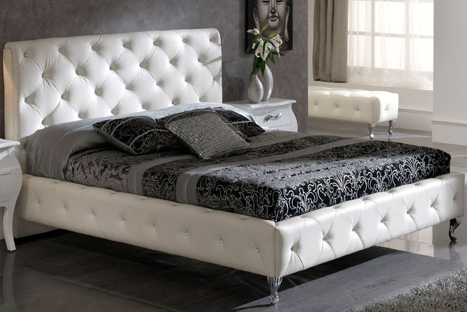 Divkārši skaista balta gulta ar dekoru