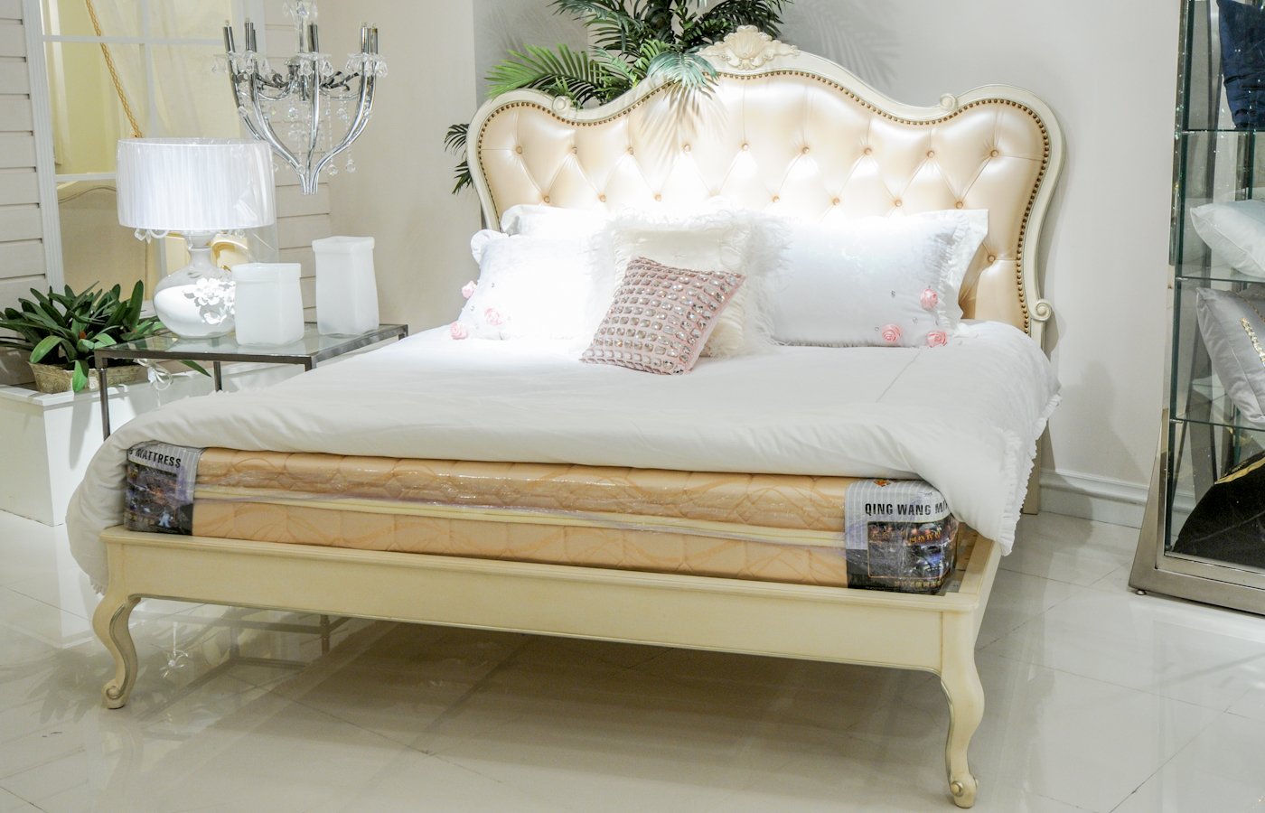 Franču koka gulta ar mīkstu galvu Provansas stilā