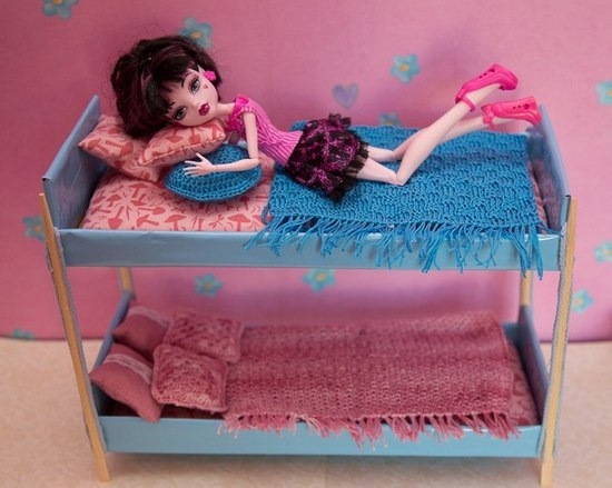 Kā padarīt divstāvu gultu Monster High lellēm