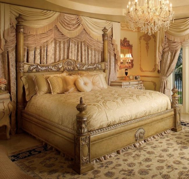 Klasiska franču gulta ar cirstu gaiša koka galvu