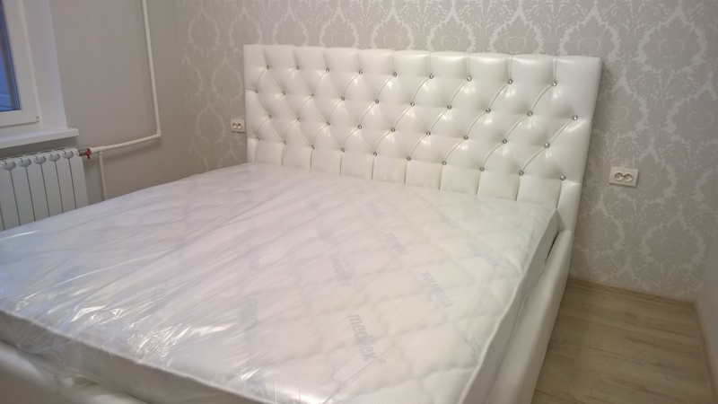 Radoša gulta ar baltu rhinestones